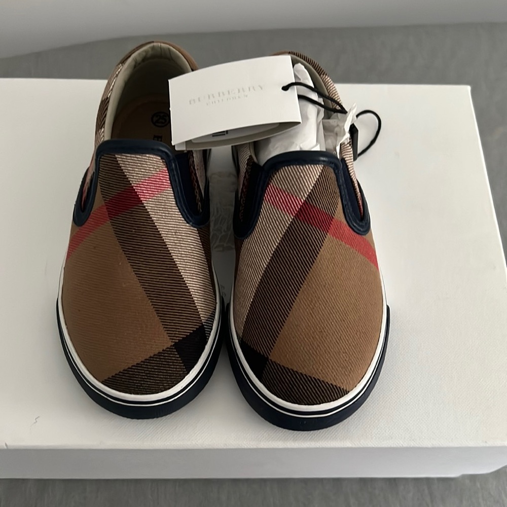 Burberry children boat shoes size 8US 25eu!
